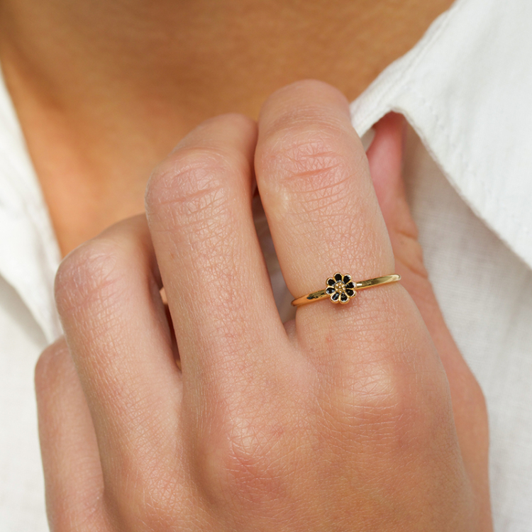 5 mm prästkrage sort ring i förgyllt silver - Maggie