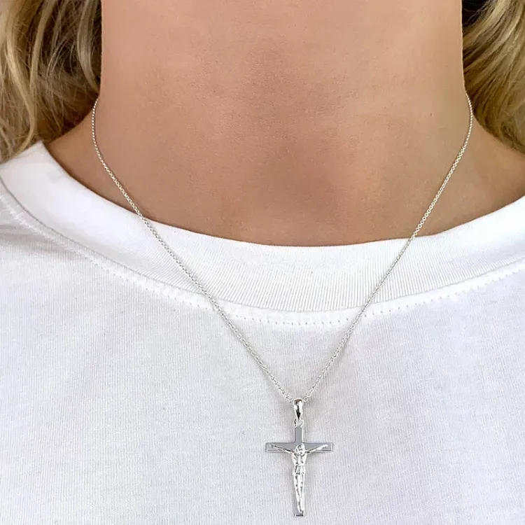 kors med Jesus hängen i silver - Amoré