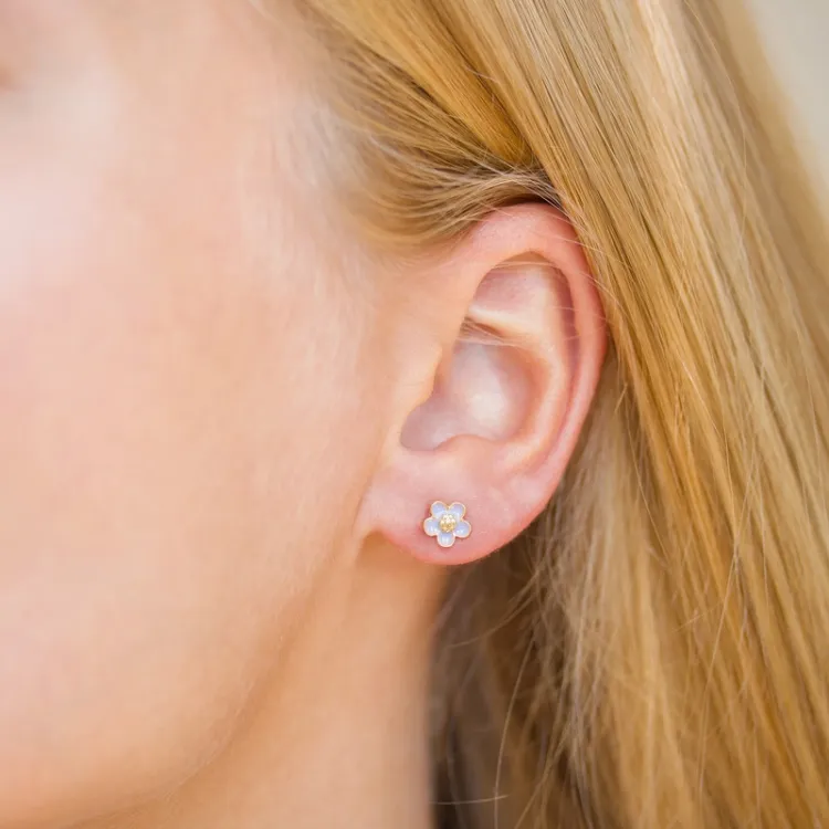 6 mm prästkrage lila örhängestift i förgyllt silver - Majse