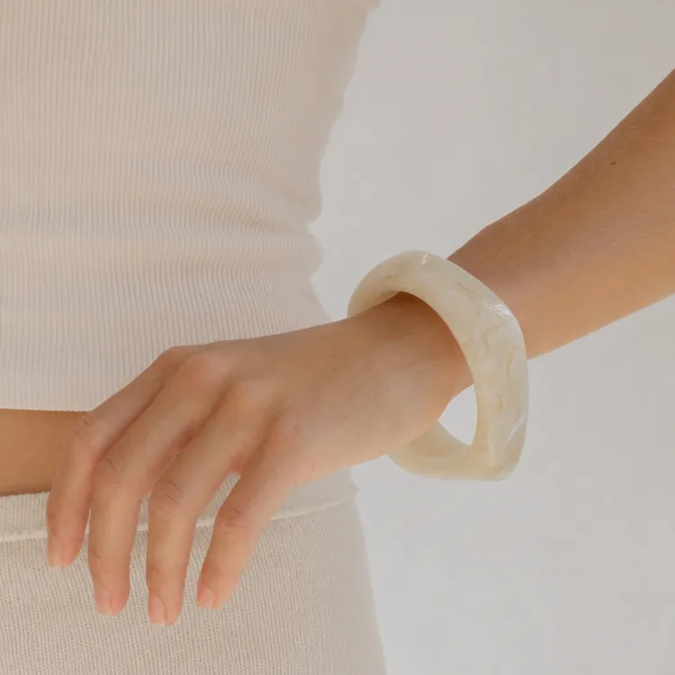 vit bangle i harts - AURA