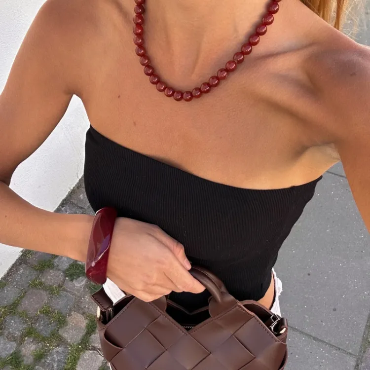 röd bangle i harts - AURA
