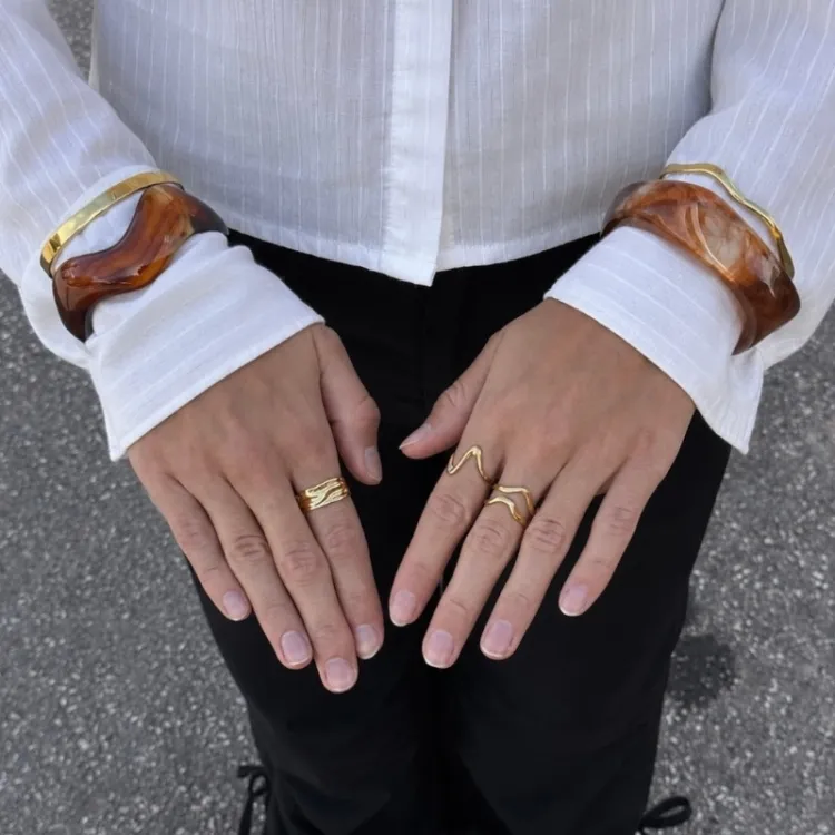 cognac färgad bangle i harts - AURA