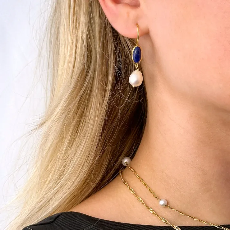långa blå jadesten örhängen i förgyllt silver - Loom Stones