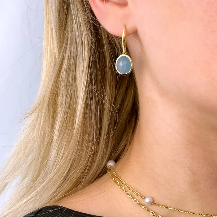 blå calcedonit örhängen i förgyllt silver - Loom Stones
