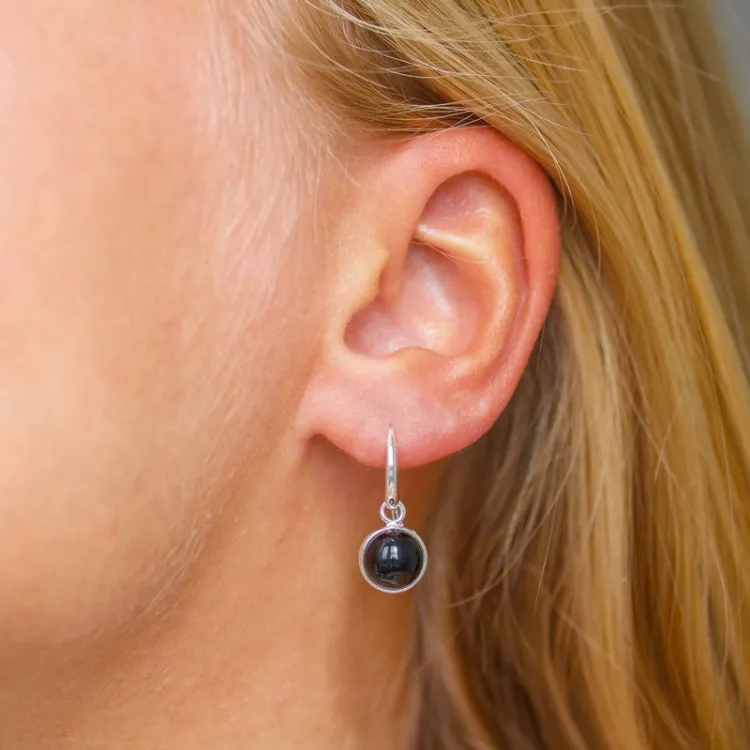 runda svart onyx örhängen i silver - Loom Stones