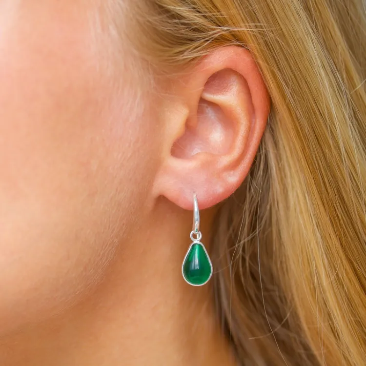 droppe mörkgrön kristall örhängen i silver - Loom Stones