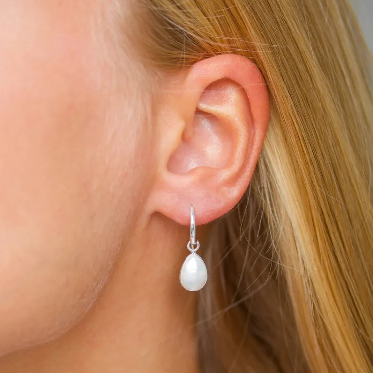 droppe vit pärla örhängen i silver - Loom Stones