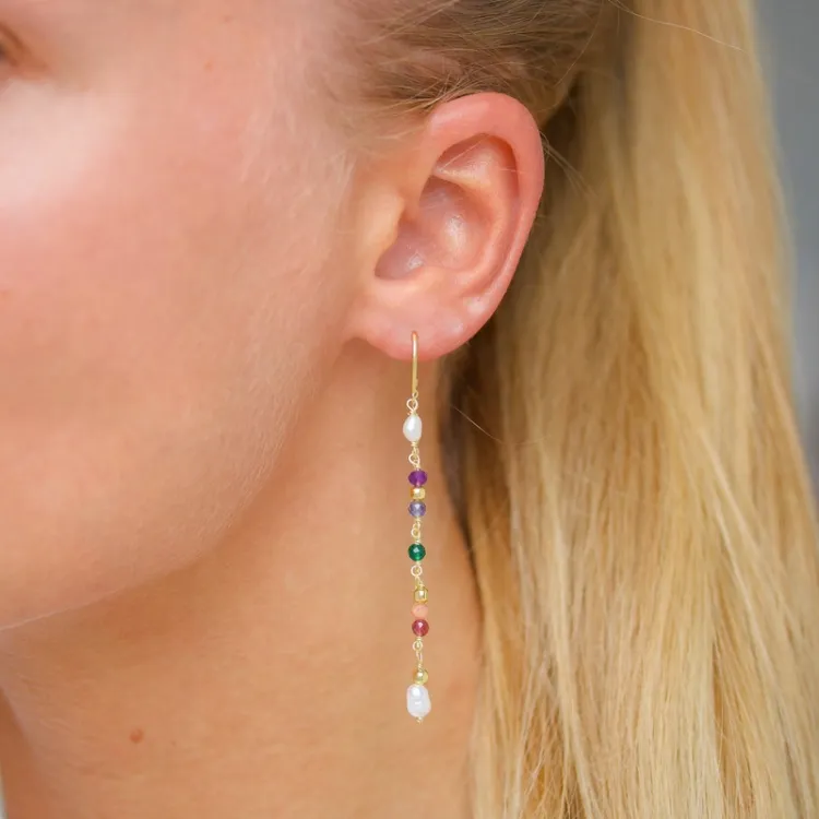 långa multifärgade kedja örhängen i förgyllt silver - Loom Stones