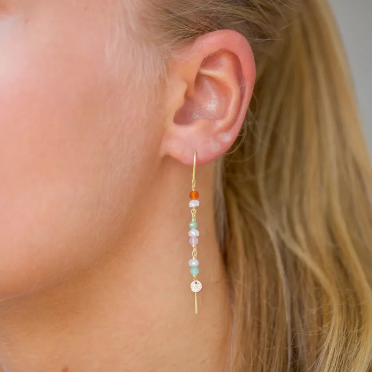långa multifärgade kedja örhängen i förgyllt silver - Loom Stones