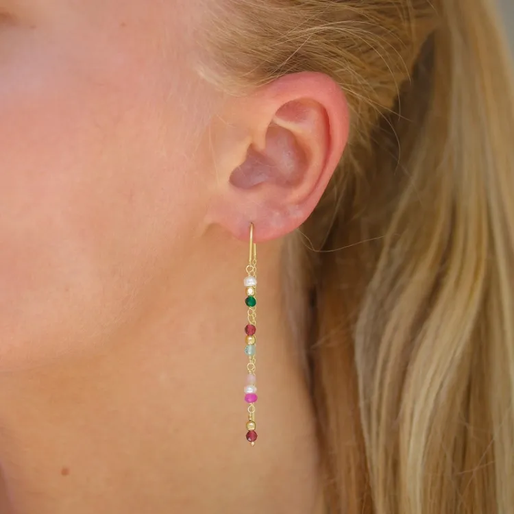 långa multifärgade kedja örhängen i förgyllt silver - Loom Stones
