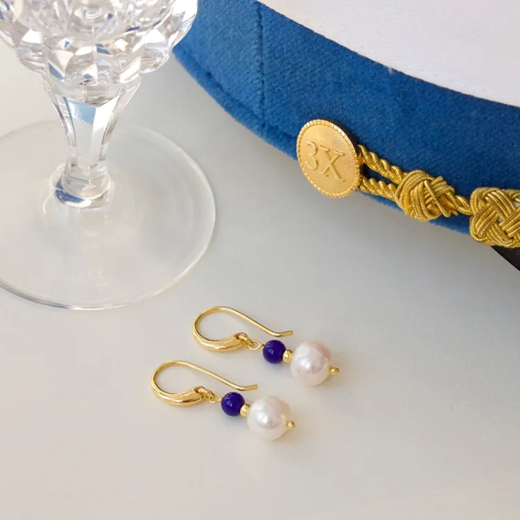 långa blå jadesten örhängen i förgyllt silver - Loom Stones