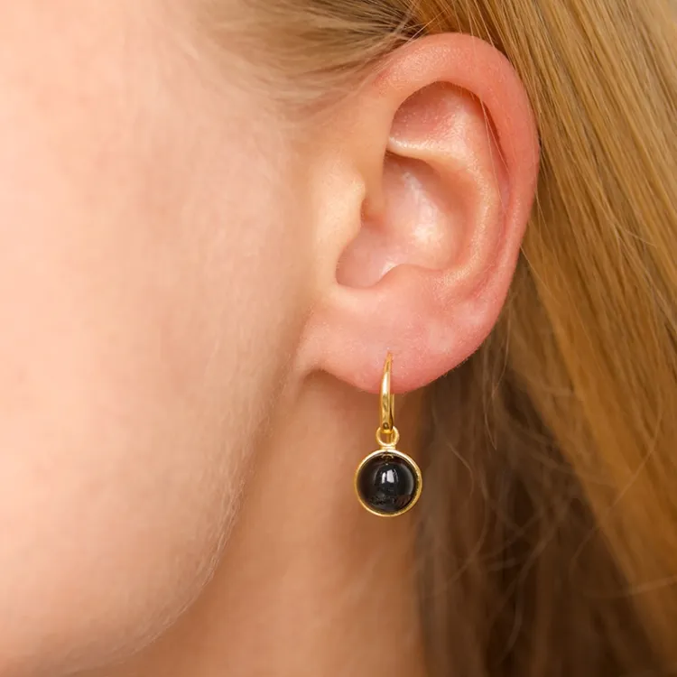 runda svart onyx örhängen i förgyllt silver - Loom Stones