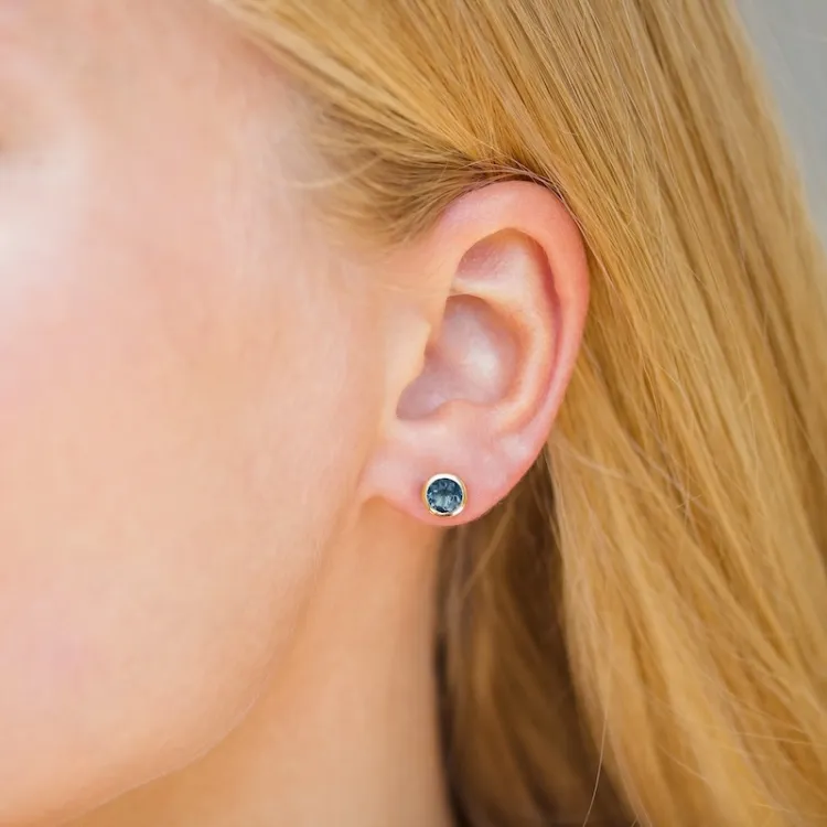 6,5 mm mörkblå kristal örhängestift i förgyllt silver - Loom Stones