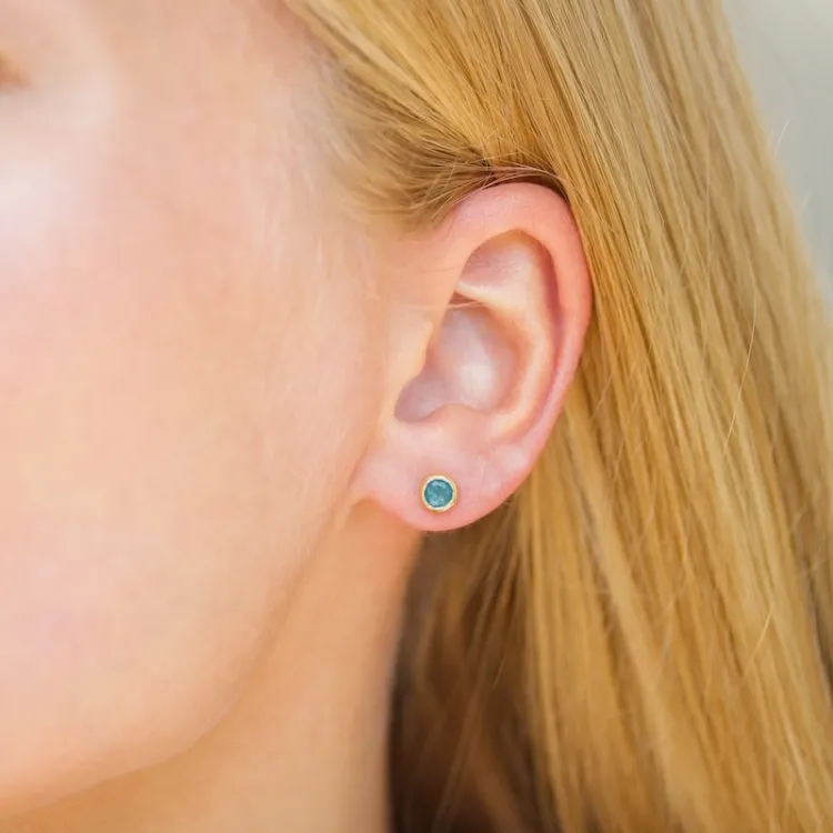 5 mm akvamarin örhängestift i förgyllt silver - Loom Stones