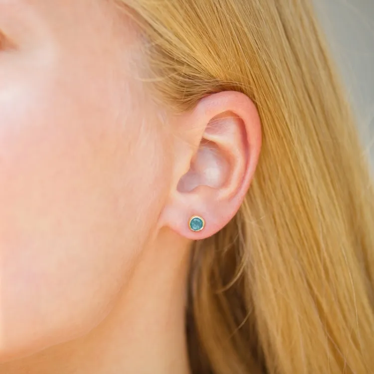 5 mm mörkblå kristal örhängestift i förgyllt silver - Loom Stones