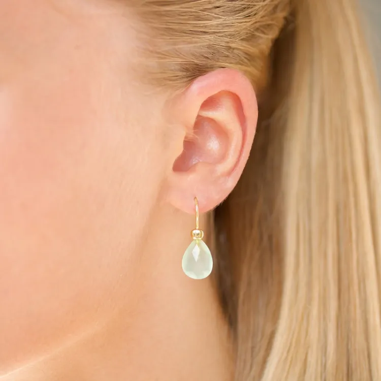 prehnite örhängen i förgyllt silver - Loom Stones