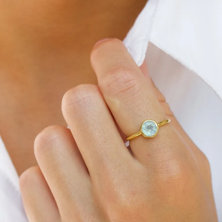 rund akvamarin ring i förgyllt silver - Loom Stones