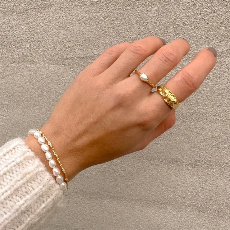 vit pärla ring i förgyllt silver - Lumé Etched