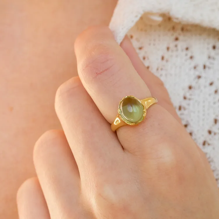 ljusgrön kristal ring i förgyllt silver - Loom Stones