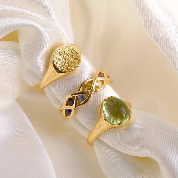ljusgrön kristal ring i förgyllt silver - Loom Stones