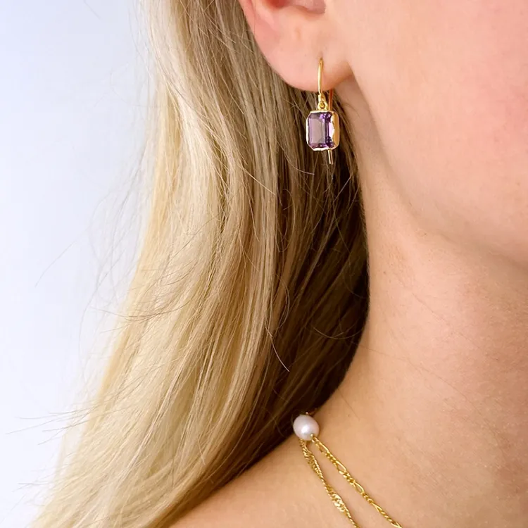 fyrkantigt lila ametist örhängen i förgyllt silver - Loom Stones