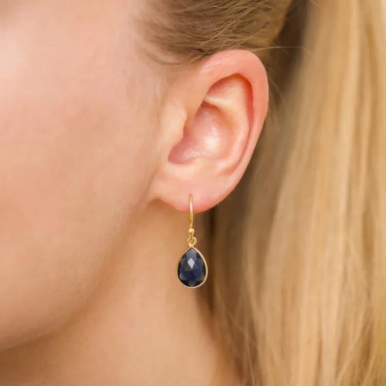 droppe syntetisk blå safir örhängen i förgyllt silver - Loom Stones