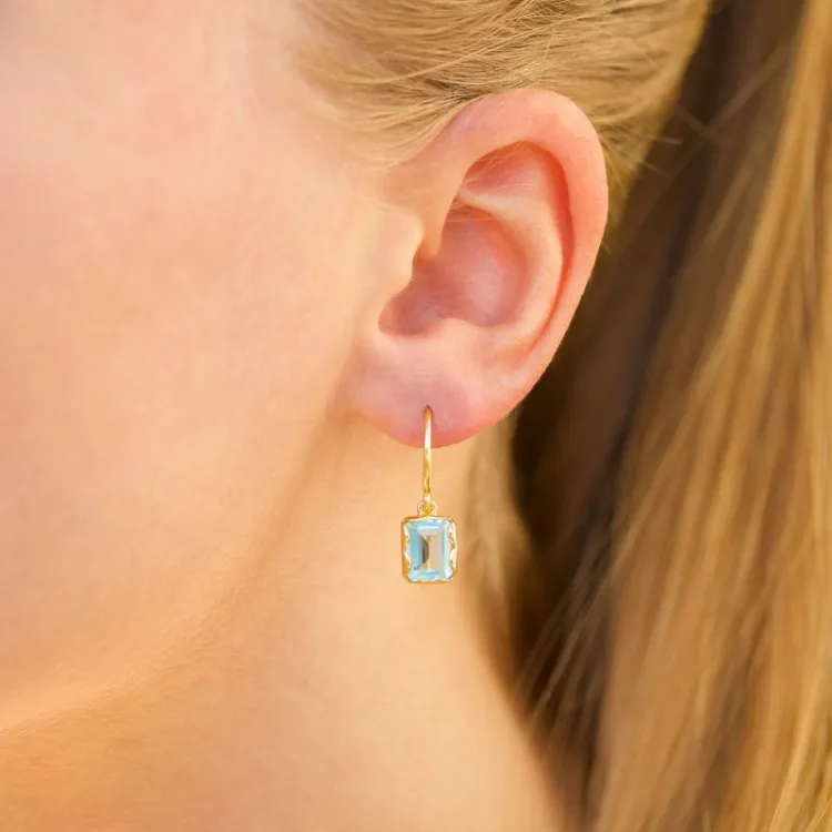 fyrkantigt blå topas örhängen i förgyllt silver - Loom Stones
