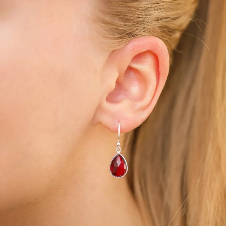 droppe granat örhängen i silver - Loom Stones