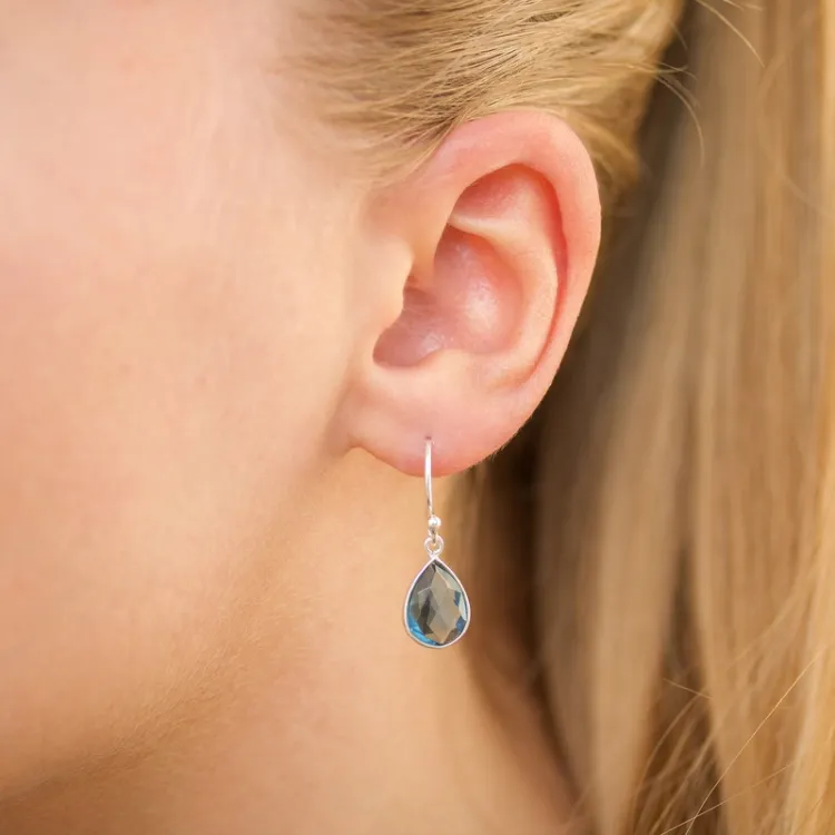 droppe mörkblå kristal örhängen i silver - Loom Stones