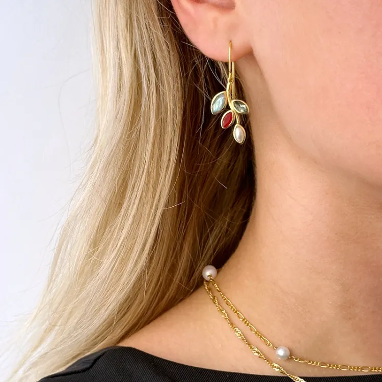 blad grön kristal örhängen i förgyllt silver - Loom Stones