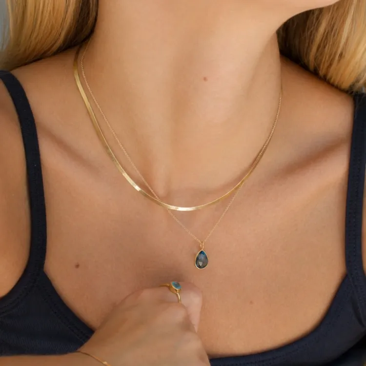 droppe mörkblå kristal hängen i förgyllt silver - Loom Stones