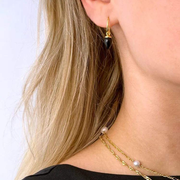 svart onyx örhängen i förgyllt silver - Loom Stones
