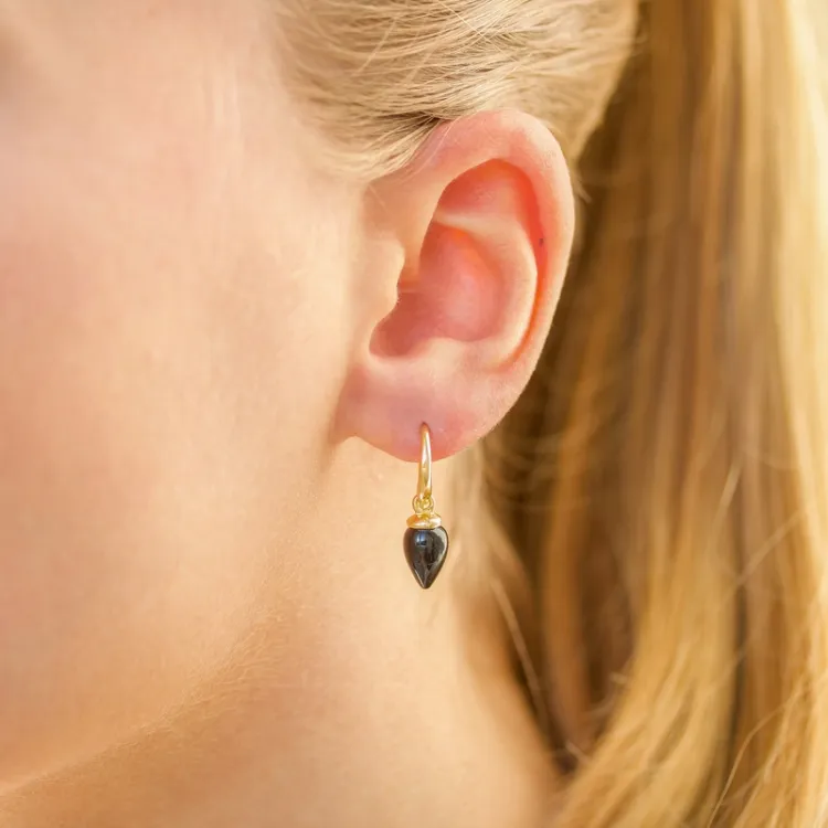 svart onyx örhängen i förgyllt silver - Loom Stones