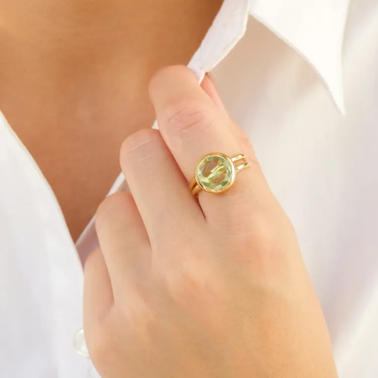 ljusgrön kristal ring i förgylld mässing - Loom Stones