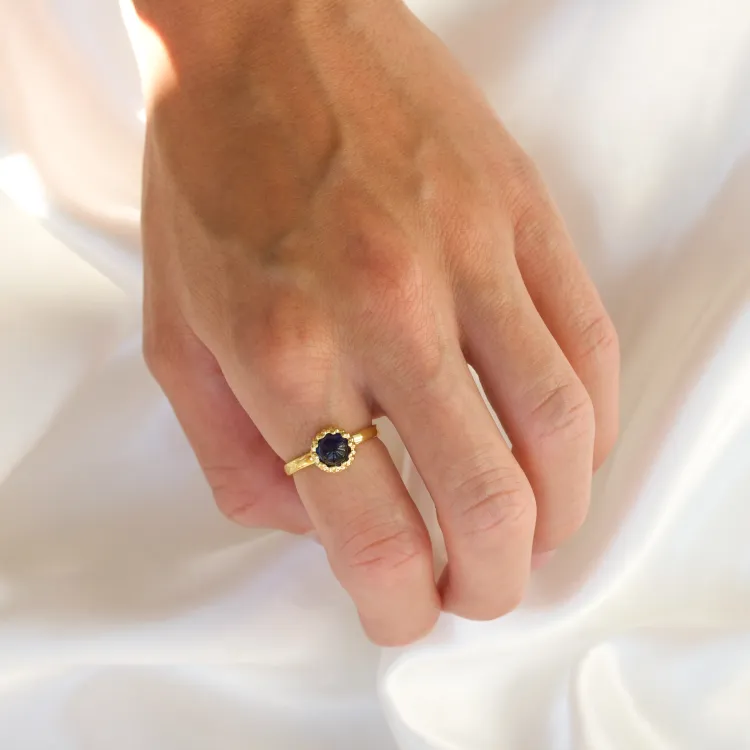 syntetisk safir ring i förgylld mässing - Eliné