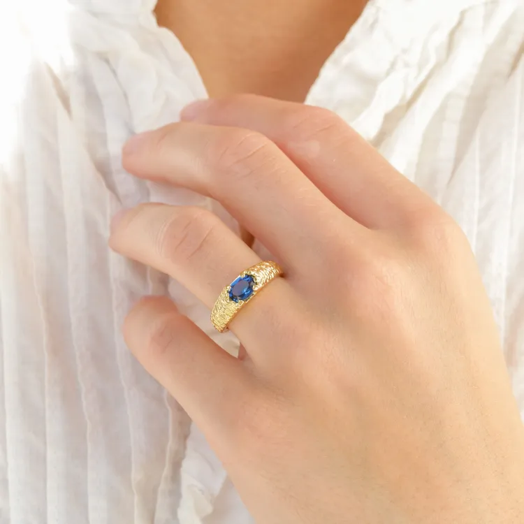 mörkblå kristal ring i förgylld mässing - Eliné