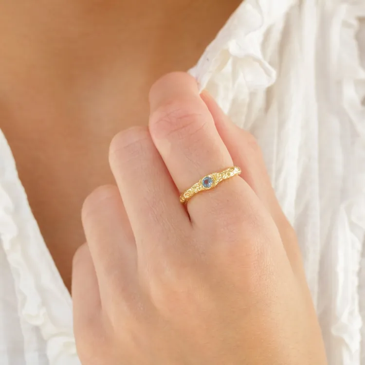 mörkblå kristal ring i förgylld mässing - Eliné