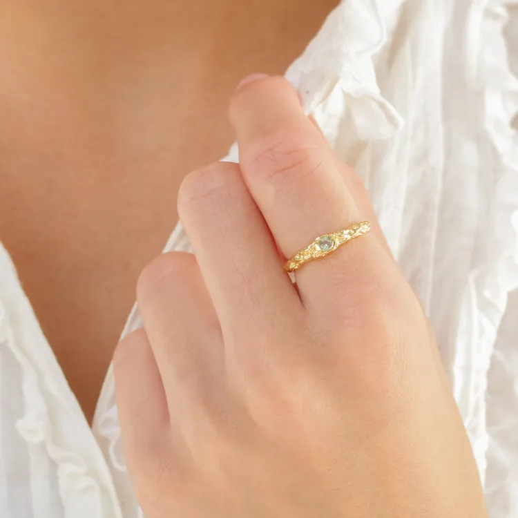 ljusgrön kristal ring i förgylld mässing - Eliné