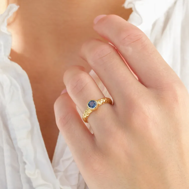 blå kristal ring i förgylld mässing - Eliné
