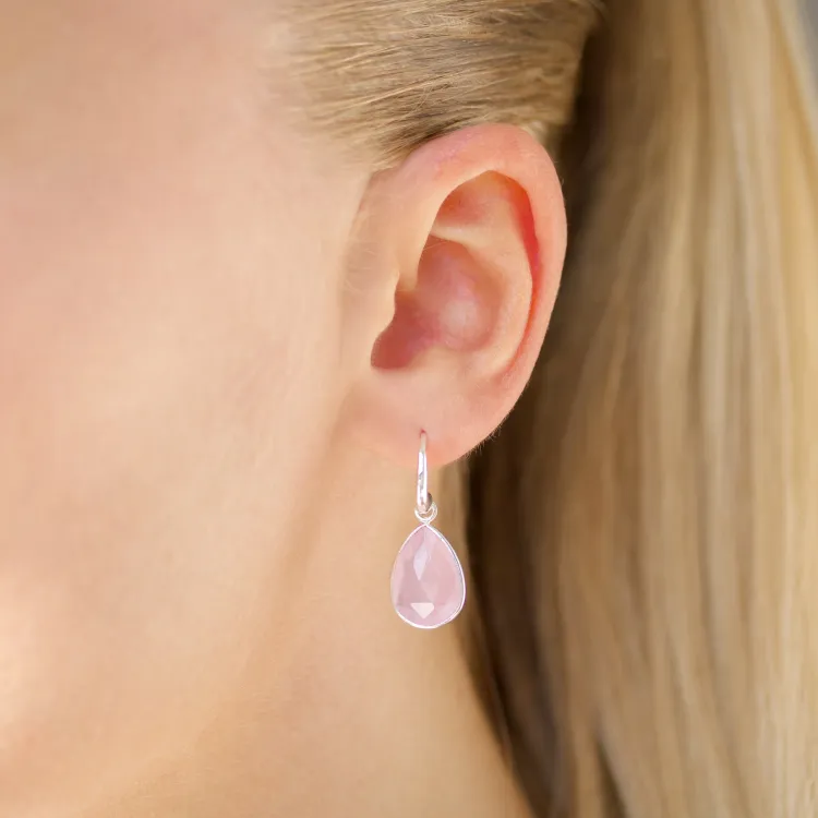 rosa krystal örhängen i försilvrad mässing - Loom Stones
