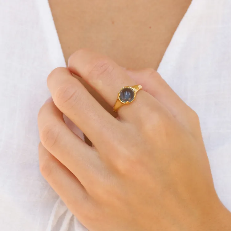 mörkblå kristal ring i förgylld mässing - Loom Stones