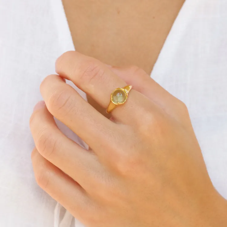 ljusgrön kristal ring i förgylld mässing - Eliné