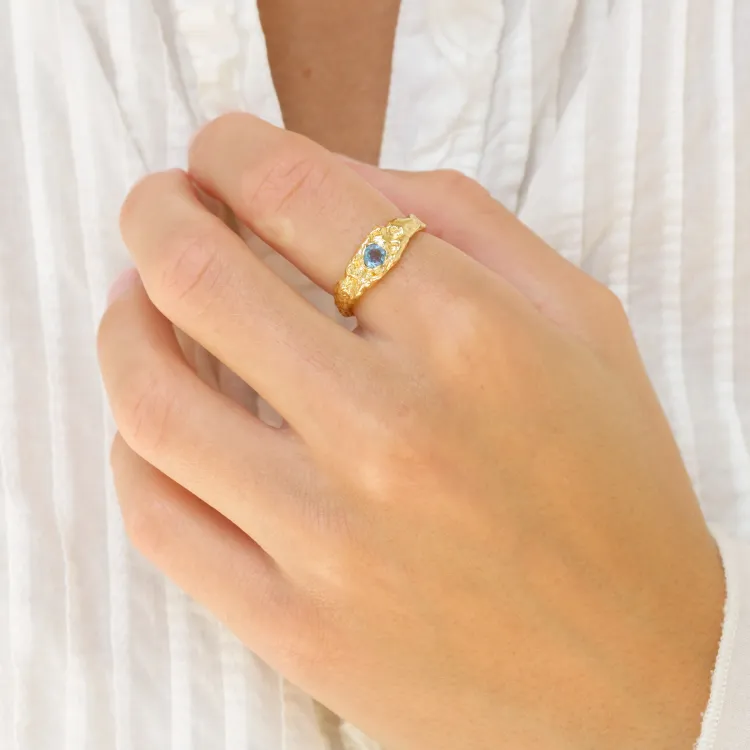 mörkblå kristal ring i förgylld mässing - Eliné