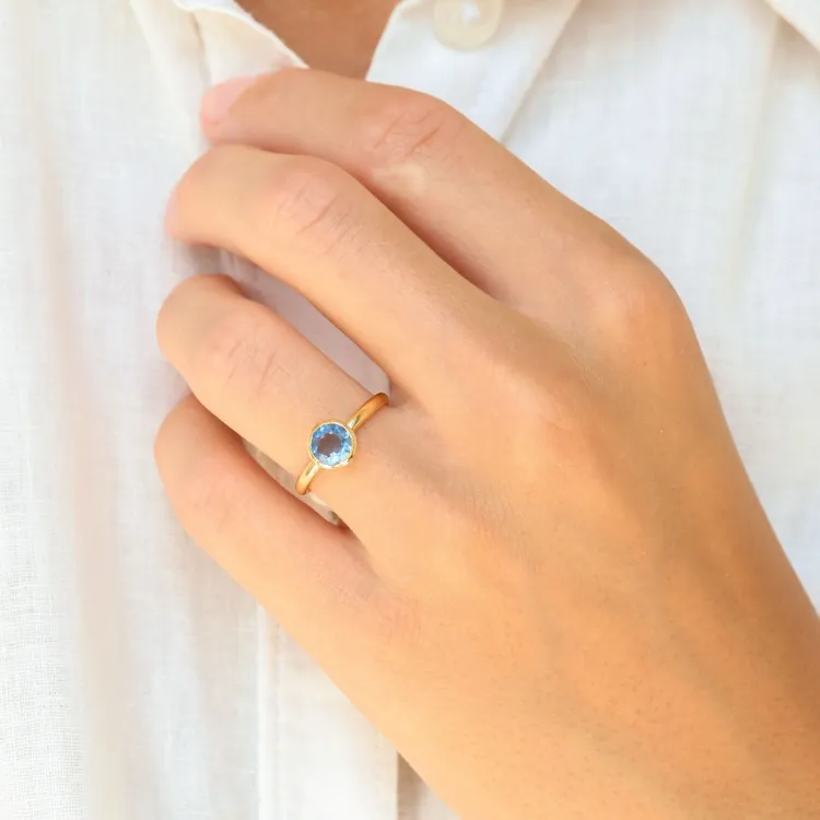 mörkblå kristal ring i förgylld mässing - Loom Stones
