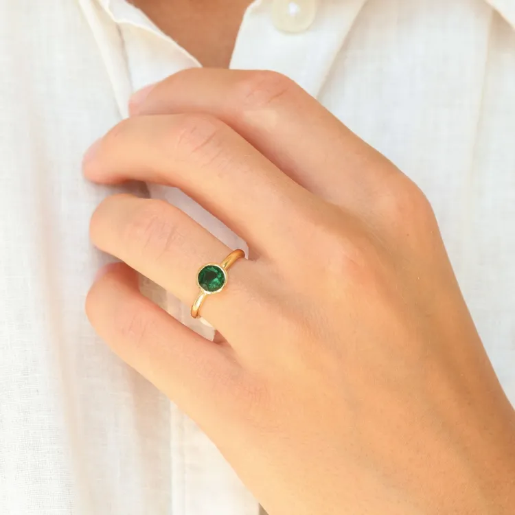 grön kristal ring i förgylld mässing - Loom Stones
