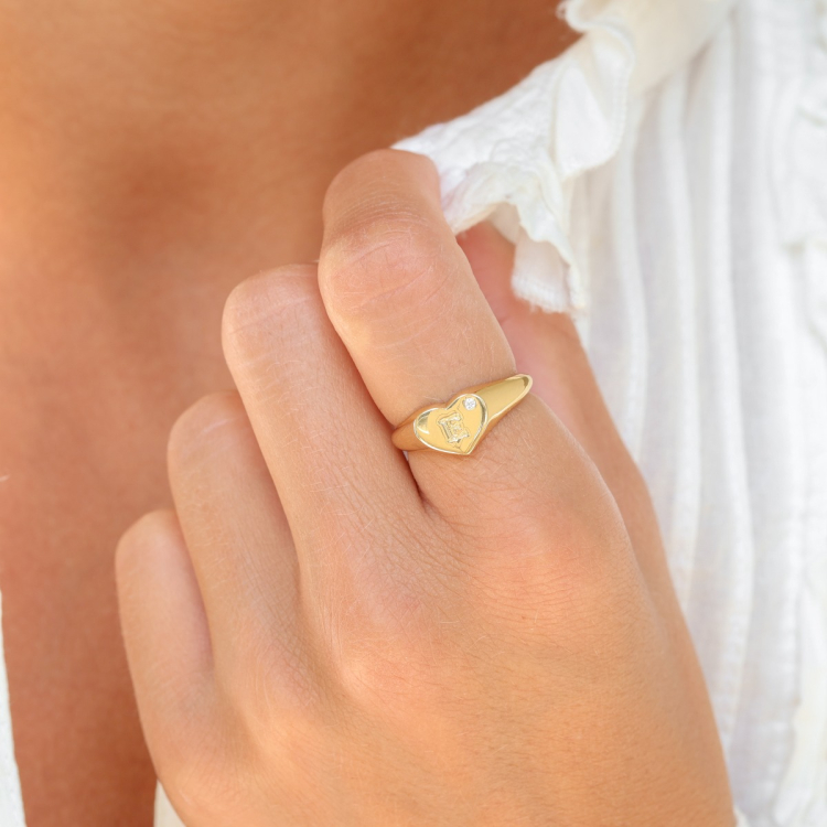 bokstav e zirkon ring i förgylld mässing