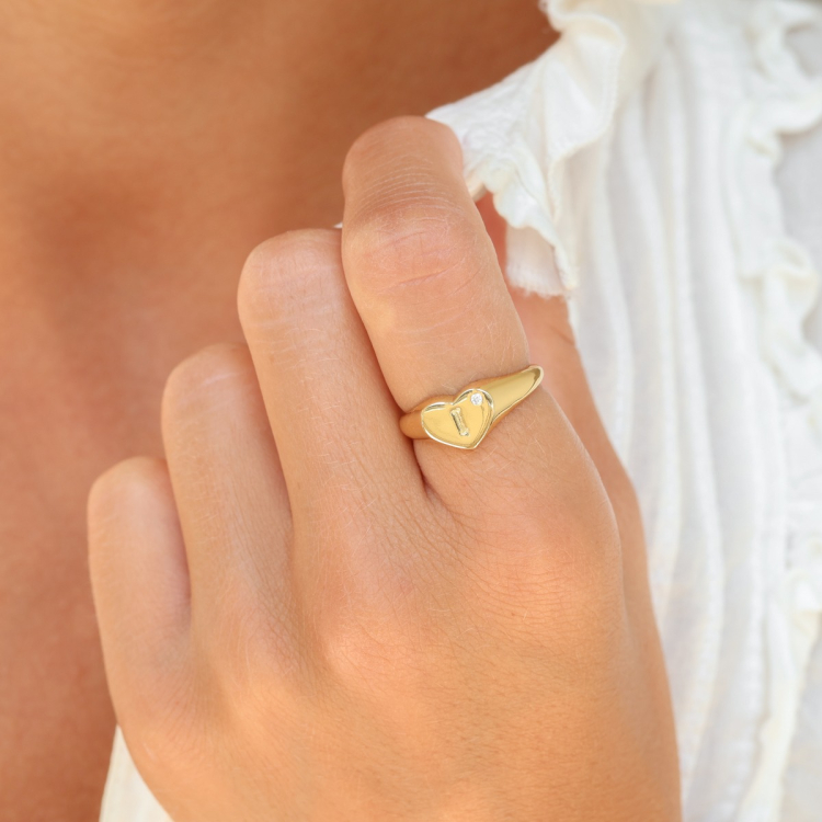 bokstav i zirkon ring i förgylld mässing