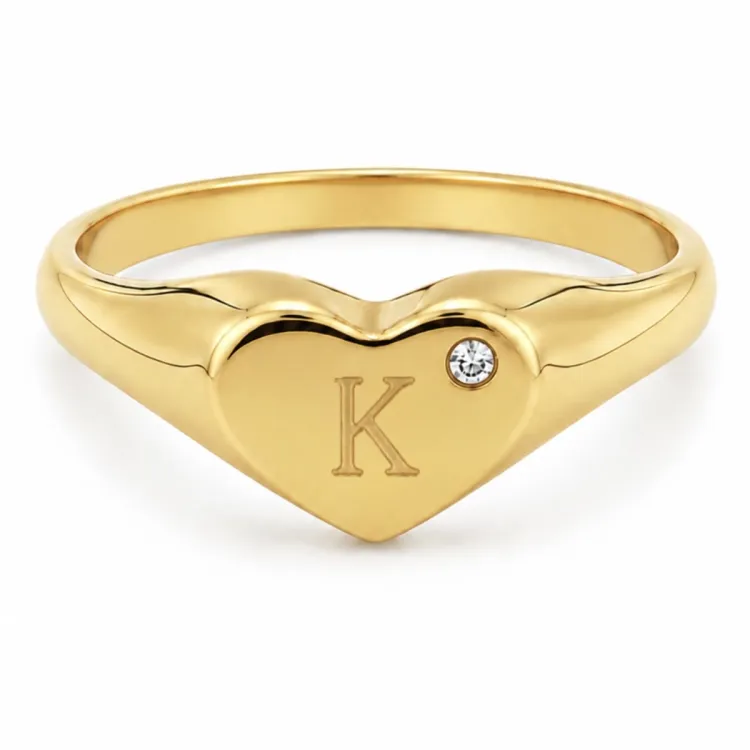 bokstav k zirkon ring i förgylld mässing