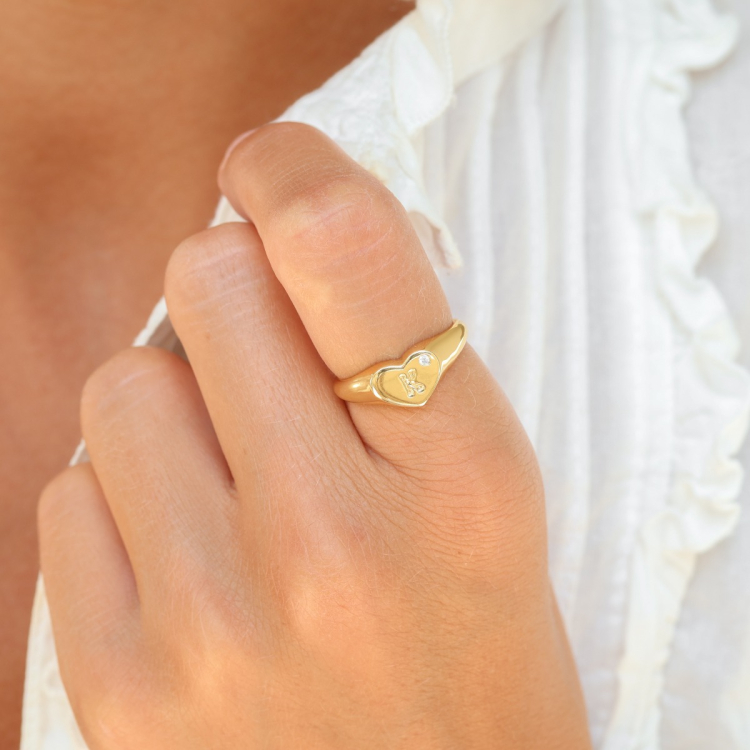 bokstav k zirkon ring i förgylld mässing