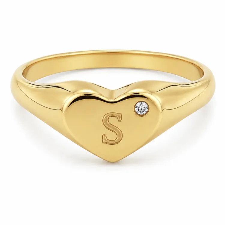 bokstav s zirkon ring i förgylld mässing